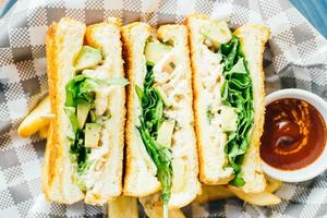 sandwich à l'avocat et viande de poulet avec frites photo