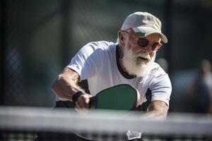 photo de un personnes âgées homme en portant une pickleball raquette sur une pickleball rechercher. génératif ai