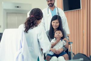 le pédiatre doit essayer à jouer avec le enfant. lequel Parents amené à vérifier le corps à faire il Plus facile à examiner le enfant photo