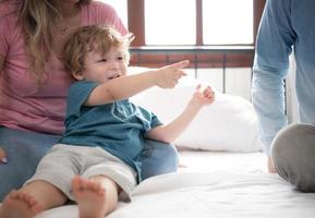 après le peu garçon se réveille en haut de le sien sieste, le sien père et mère engager dans agréable Activités dans le sien chambre à coucher. photo