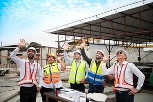 construction ingénieurs, architectes, et contremaîtres forme une grouper. participer dans une réunion à plan Nouveau construction projets. à votre santé à Express bonheur cette le un événement a été avec succès réalisé. photo