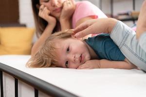 après le peu garçon se réveille en haut de le sien sieste, le sien père et mère engager dans agréable Activités dans le sien chambre à coucher. photo