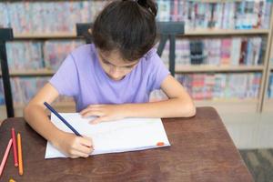 une groupe de élèves de un international école cette favorise la créativité photo