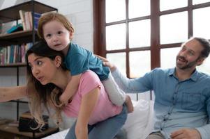 après le peu garçon se réveille en haut de le sien sieste, le sien père et mère engager dans agréable Activités dans le sien chambre à coucher. photo