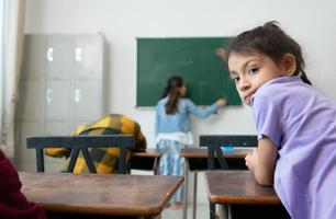 une groupe de élèves de un international école cette favorise la créativité photo