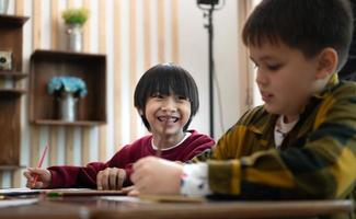 une groupe de élèves de un international école cette favorise la créativité photo