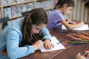 une groupe de élèves de un international école cette favorise la créativité photo