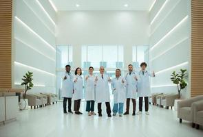 portrait de médecins et médical élèves avec divers gestes à préparer pour patient se soucier photo