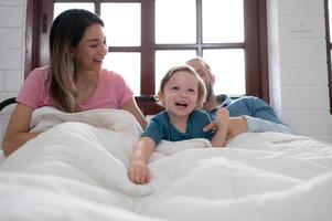 après le peu garçon se réveille en haut de le sien sieste, le sien père et mère engager dans agréable Activités dans le sien chambre à coucher. photo