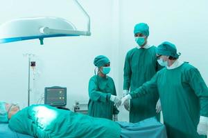 réalisations de médical les professeurs dans le champ de cardiologie et médical équipes dans le cœur transplantation pièce photo