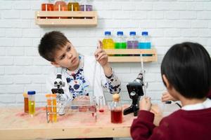 peu garçons dans science salle de cours il est le base pour le processus de systématique pensée, raisonnement, observation, Les données collection. comme bien comme une analyse pour En traitement photo