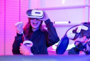 deux professionnel joueur en jouant Jeux par vr machine cette répond à très amusement passionnant et provocant photo