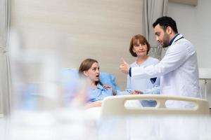 lorsque une patient nécessaire à être hospitalisé, le médecin donné leur médicament. avant Aller à lit photo