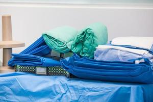 stérile Matériel et Vêtements prêt pour une chirurgical procédure à un opération pièce photo