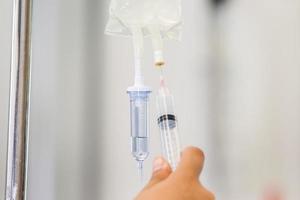 infirmière injecter une drogue par un infusion système photo