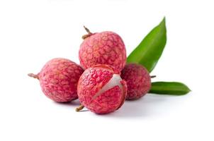 Frais biologique litchi fruit isolé sur blanc photo