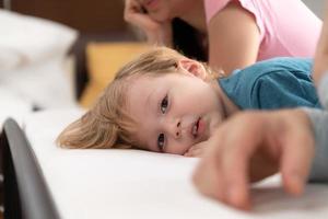 après le peu garçon se réveille en haut de le sien sieste, le sien père et mère engager dans agréable Activités dans le sien chambre à coucher. photo