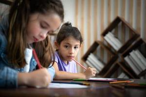 une groupe de élèves de un international école cette favorise la créativité photo