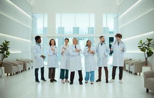 portrait de médecins et médical élèves avec divers gestes à préparer pour patient se soucier photo
