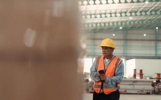 ouvriers inspecter le Nouveau de l'entrepôt des produits. utilisation code à barre scanners à vérifier le des produits cette volonté être utilisé dans le entrepôt étagère structure. photo