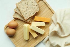 les fromages, Oeuf et pain sur en bois assiette plus de table photo