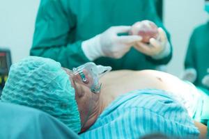 professeur de médecine en cardiologie et une équipe de médecins en salle d'opération subissant une transplantation cardiaque photo