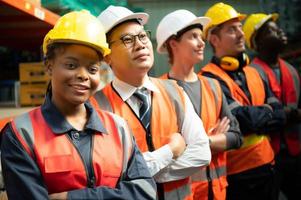 portrait de groupe des employés dans une entrepôt, qui consiste de entrepôt superviseurs Distribution directeur et entrepôt spécialiste photo