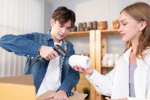 une Jeune couple court une petit affaires fabrication argile bijoux. elles ou ils soutien un un autre comme elles ou ils travail vers devenir plus grande affaires dans le avenir. photo