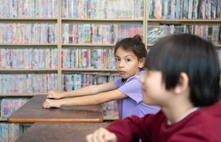 une groupe de élèves de un international école cette favorise la créativité photo