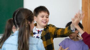 une groupe de élèves de un international école cette favorise la créativité photo