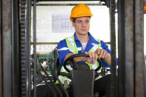 ouvrier dans auto les pièces entrepôt utilisation une chariot élévateur à travail à apporter le boîte de auto les pièces dans le espace de rangement étagère de le entrepôt attendre pour livraison à le voiture Assemblée ligne photo