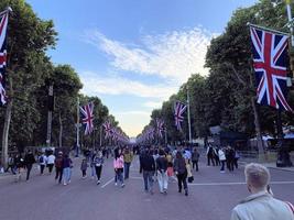 Londres dans le Royaume-Uni dans juin 2022. gens célébrer le platine jubilé dans Londres photo