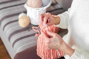 écheveau de la laine fil et femelle mains avec tricot aiguilles photo