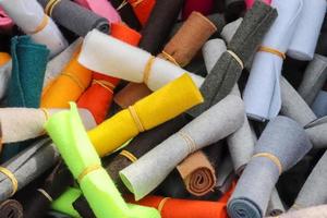 Échantillons de tissus et de tissus de différentes couleurs trouvés sur un marché de tissus en Allemagne photo