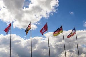 nombreuses drapeaux de allemand fédéral États agitant dans le vent contre une ensoleillé ciel photo