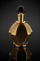 une bouteille de parfum femmes eau de parfum dans bouteille isolé sur noir. fragrance pour femmes parfum vaporisateur. neural réseau généré art photo