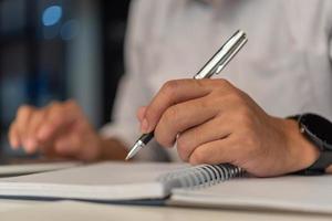 homme d'affaires lisant et écrivant sur le livre.éducation étudiant le développement des connaissances et le concept d'apprentissage cognitif. photo