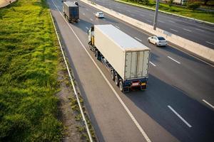 Haut vue de blanc un camion mouvement brouiller sur Autoroute route avec récipient, transport concept., importation, exportation la logistique industriel transportant terre transport sur le autoroute.soft concentrer photo