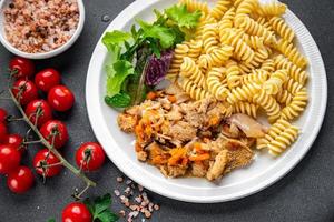 Pâtes Viande tripes fusilli Frais prêt à cuisinier en bonne santé repas nourriture casse-croûte sur le table copie espace nourriture Contexte rustique Haut vue photo