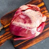 Viande cœur brut déchets porc ou du boeuf repas nourriture casse-croûte sur le table copie espace nourriture Contexte rustique Haut vue photo