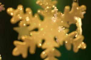 flou d'or neige flocons sur foncé vert Contexte photo