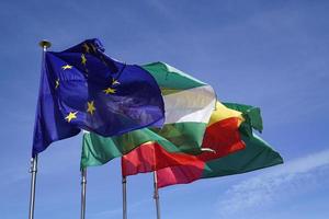 drapeaux de européen syndicat, Espagne, andalousie et grenade photo