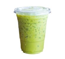 glacé matcha latté ou thaïlandais condensé lait ajouté vert thé dans transparent Plastique verre isolé sur blanc Contexte avec coupure chemin photo