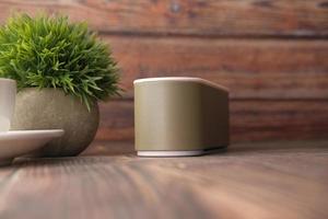 haut-parleur intelligent avec plante photo