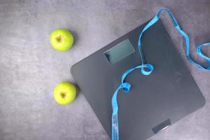 pommes avec un ruban à mesurer et une balance photo