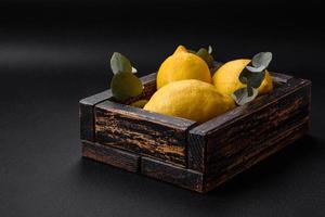 délicieux Frais Jaune agrumes des fruits ou citron dans une en bois boîte photo