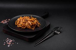 délicieux nouilles ou udon avec champignons, sel, épices et herbes photo