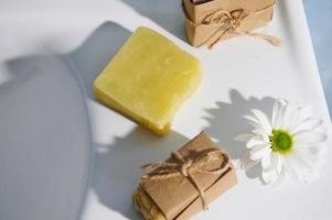 Haut vue biologique Naturel cosmétique savon bars sur une blanc céramique lavabo. Naturel produits de beauté, hygiène et beauté concept photo