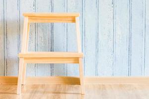 table en bois dans une salle vide avec espace copie photo