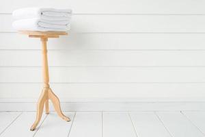 serviette de bain sur table en bois photo